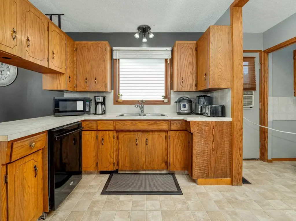 5205 40 Avenue Taber AB T1G 1C6