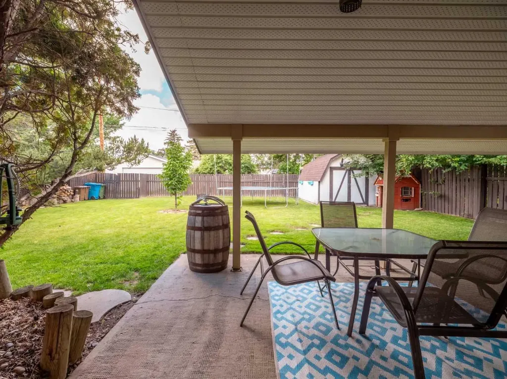 5205 40 Avenue Taber AB T1G 1C6