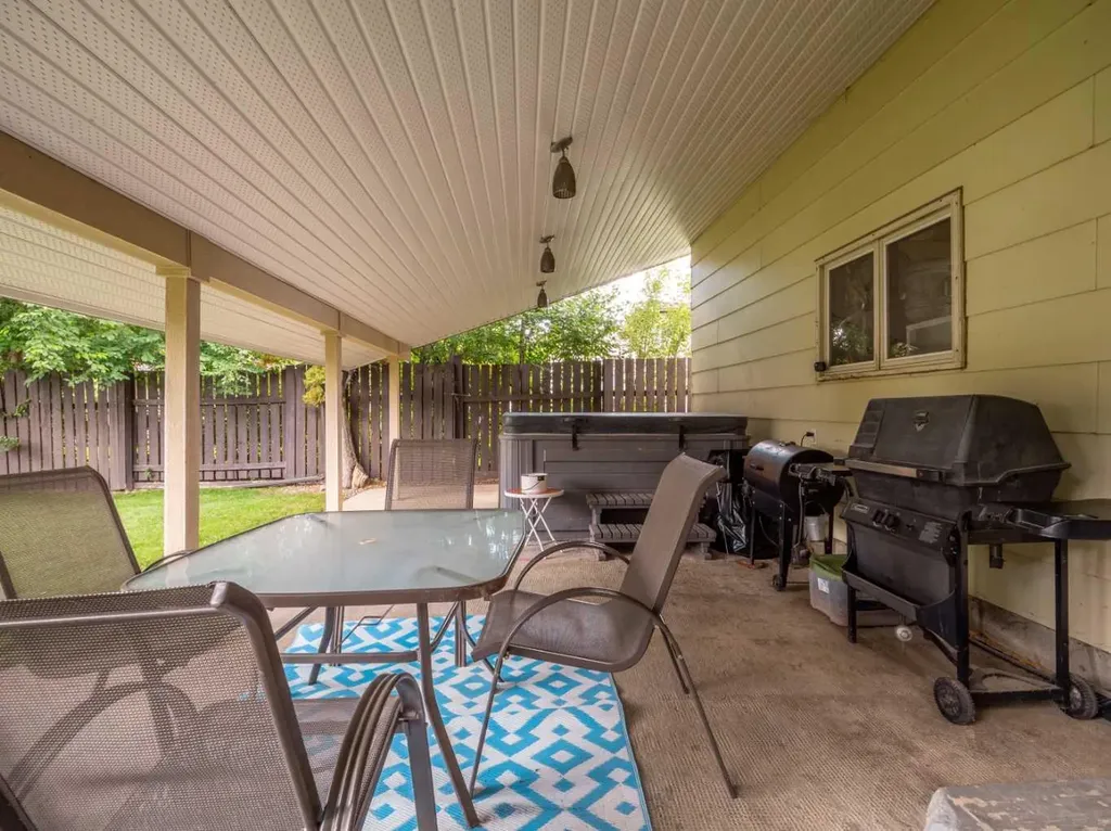 5205 40 Avenue Taber AB T1G 1C6