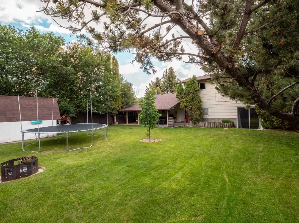 5205 40 Avenue Taber AB T1G 1C6