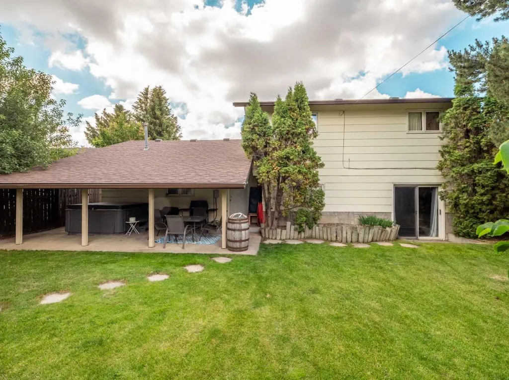 5205 40 Avenue Taber AB T1G 1C6