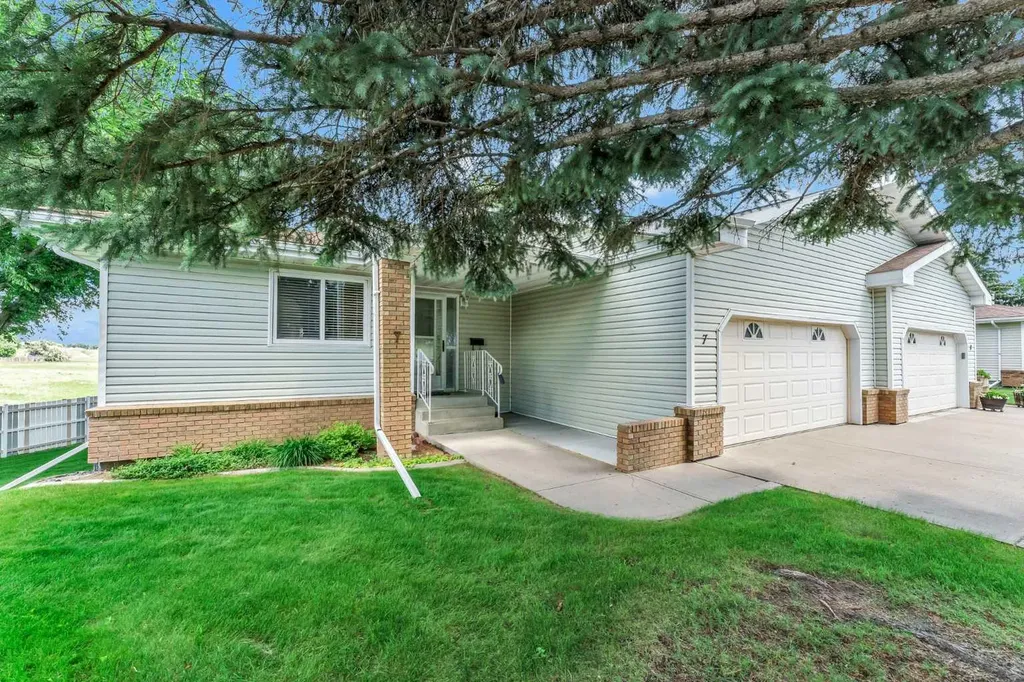 459 Carry Drive SE Medicine Hat AB T1B3W1