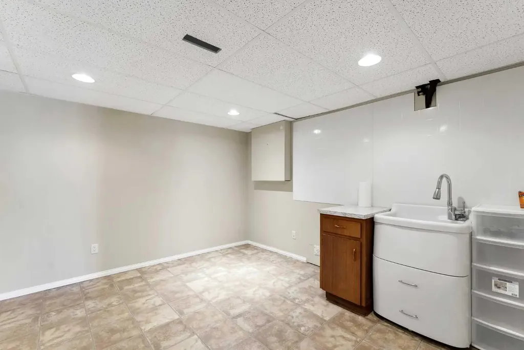 459 Carry Drive SE Medicine Hat AB T1B3W1