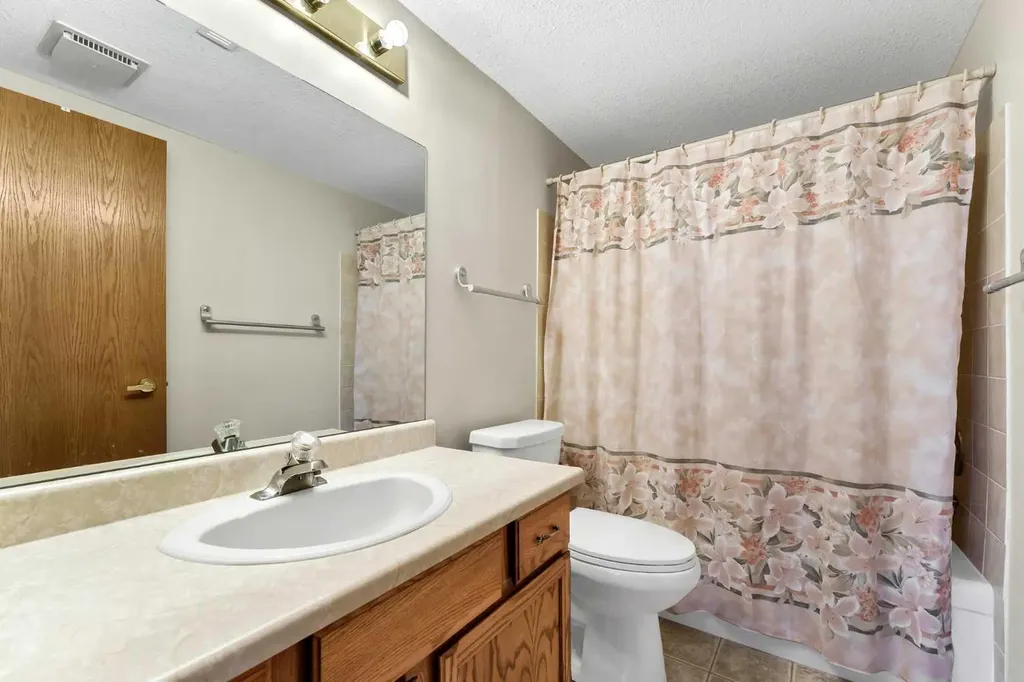 459 Carry Drive SE Medicine Hat AB T1B3W1