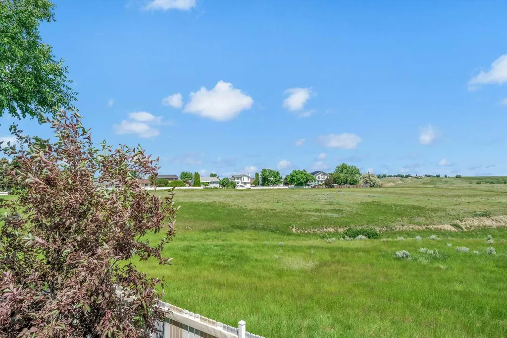 459 Carry Drive SE Medicine Hat AB T1B3W1