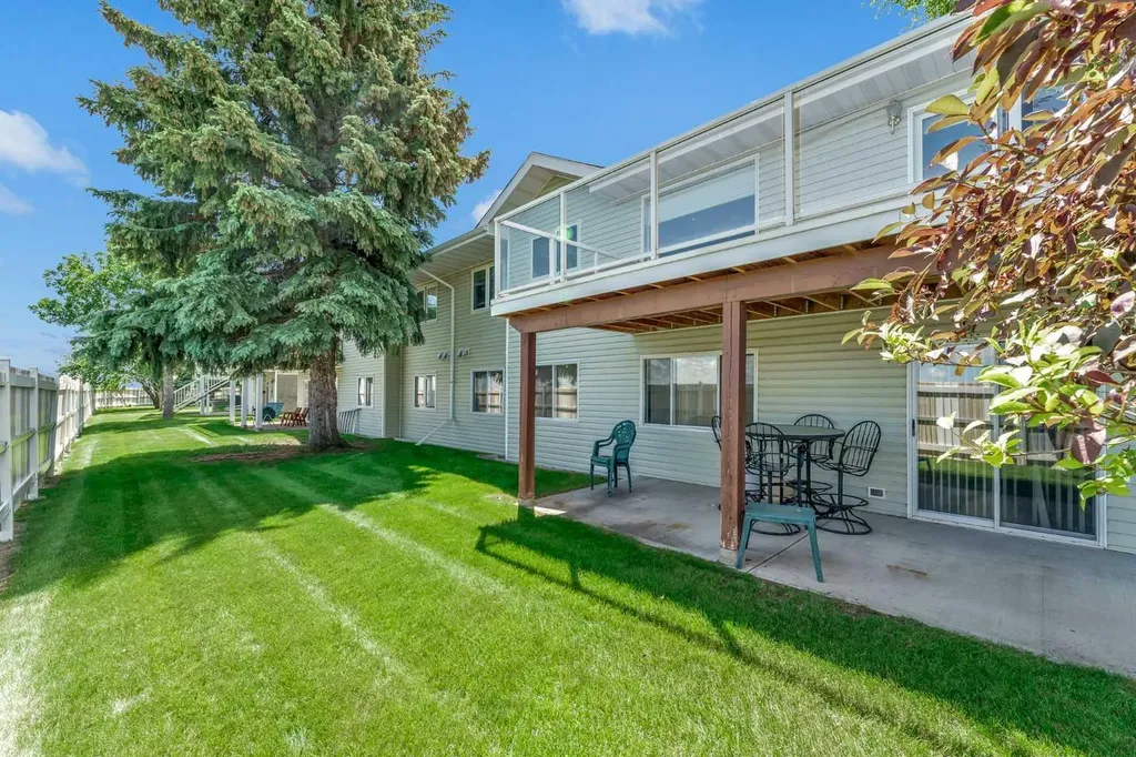 459 Carry Drive SE Medicine Hat AB T1B3W1