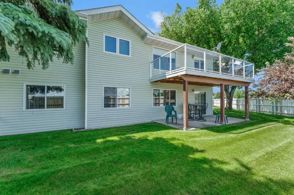 459 Carry Drive SE Medicine Hat AB T1B3W1