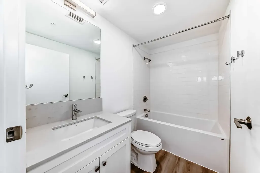 123 4 Street NE Calgary AB T2E 8K3