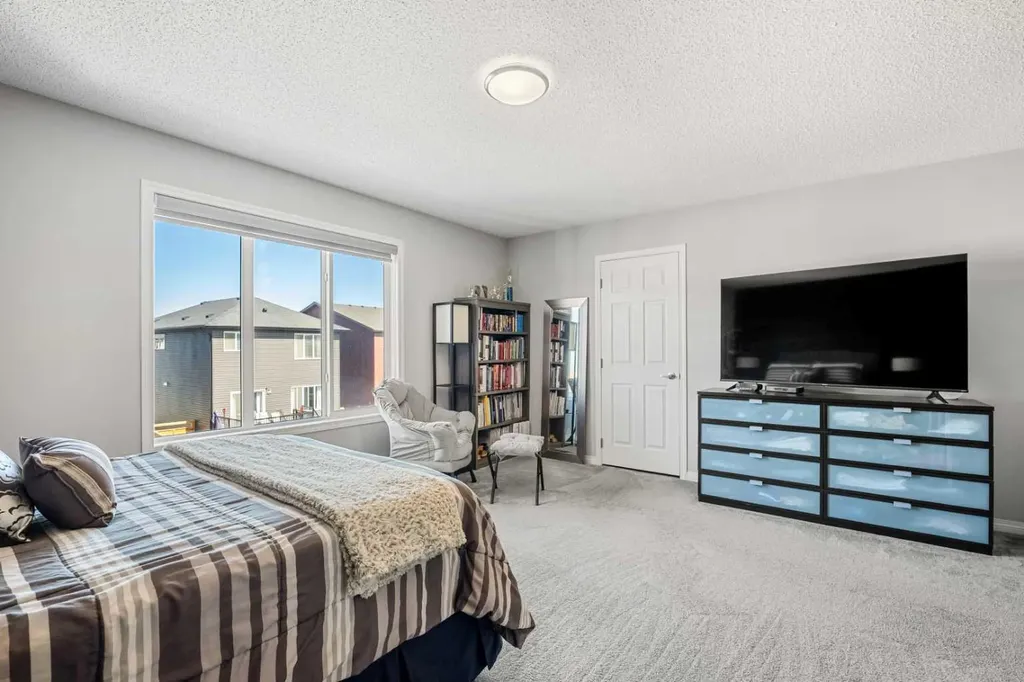 1020 Chinook Gate Heath SW Airdrie AB T4B 5C9