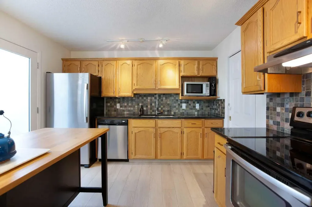 2128 35 Avenue SW Calgary AB T2T 2E3