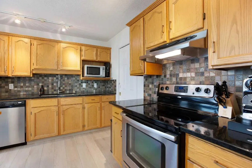 2128 35 Avenue SW Calgary AB T2T 2E3