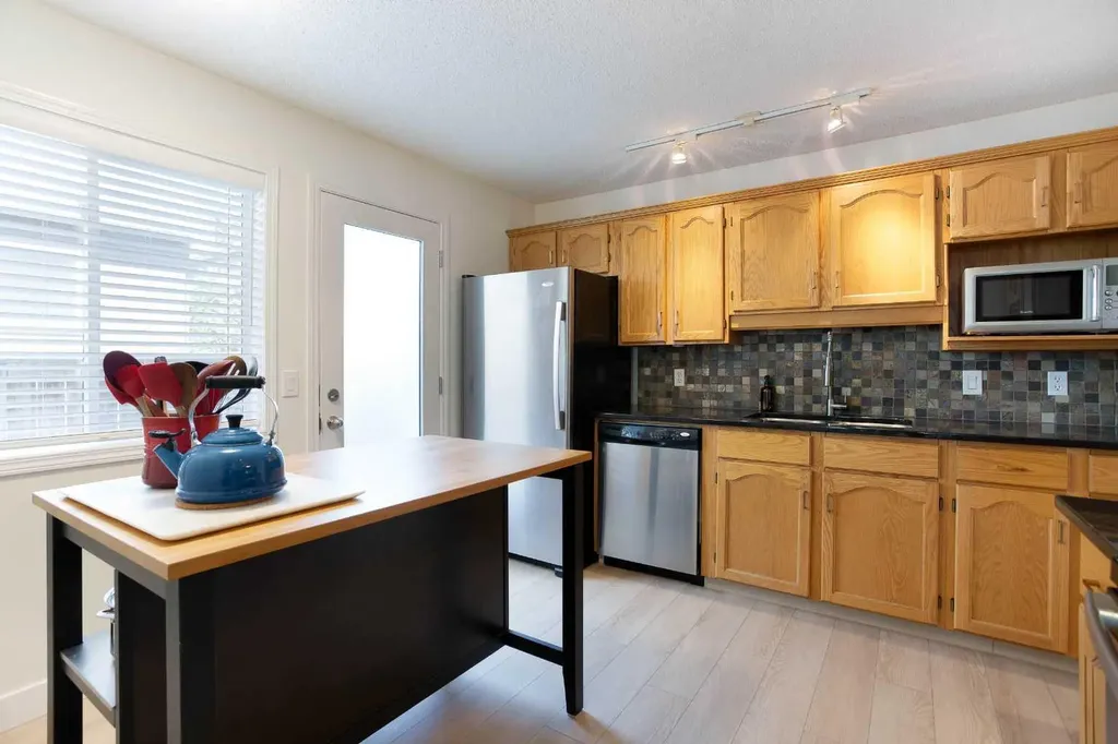 2128 35 Avenue SW Calgary AB T2T 2E3
