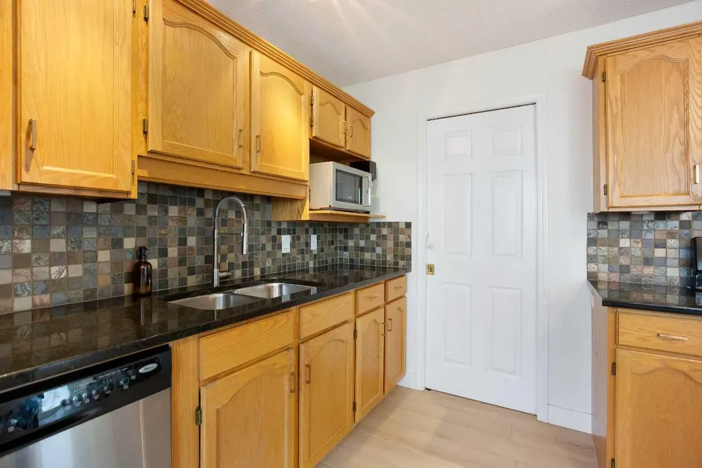 2128 35 Avenue SW Calgary AB T2T 2E3