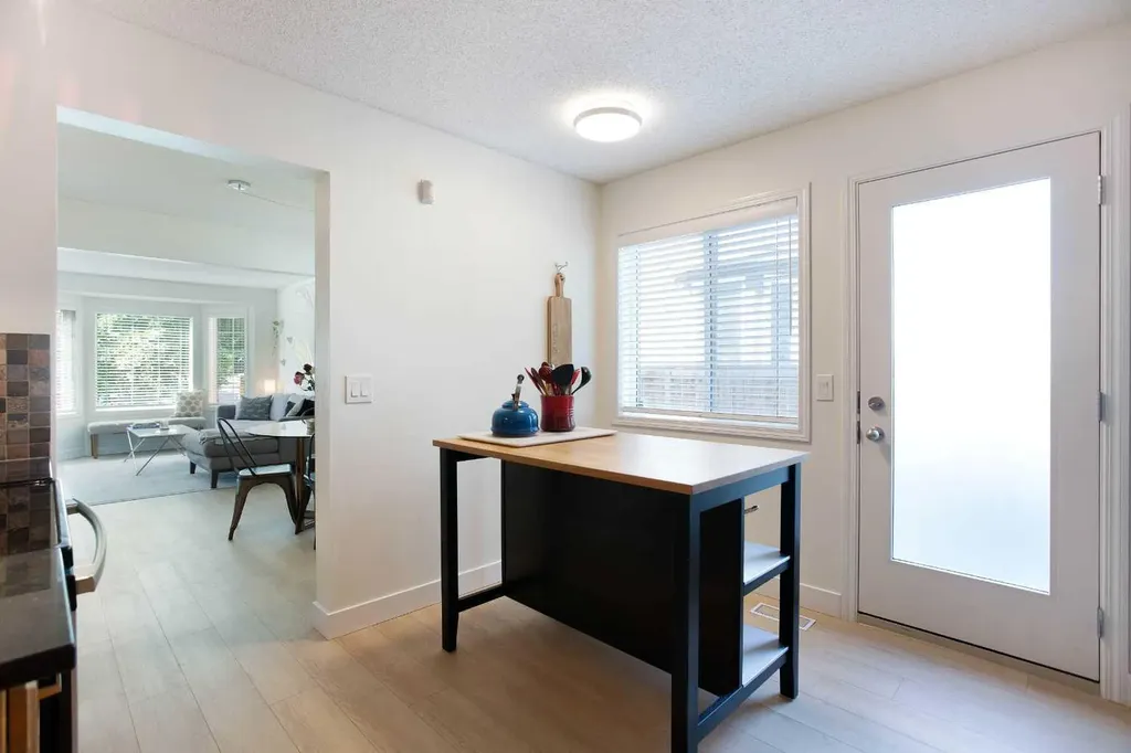 2128 35 Avenue SW Calgary AB T2T 2E3