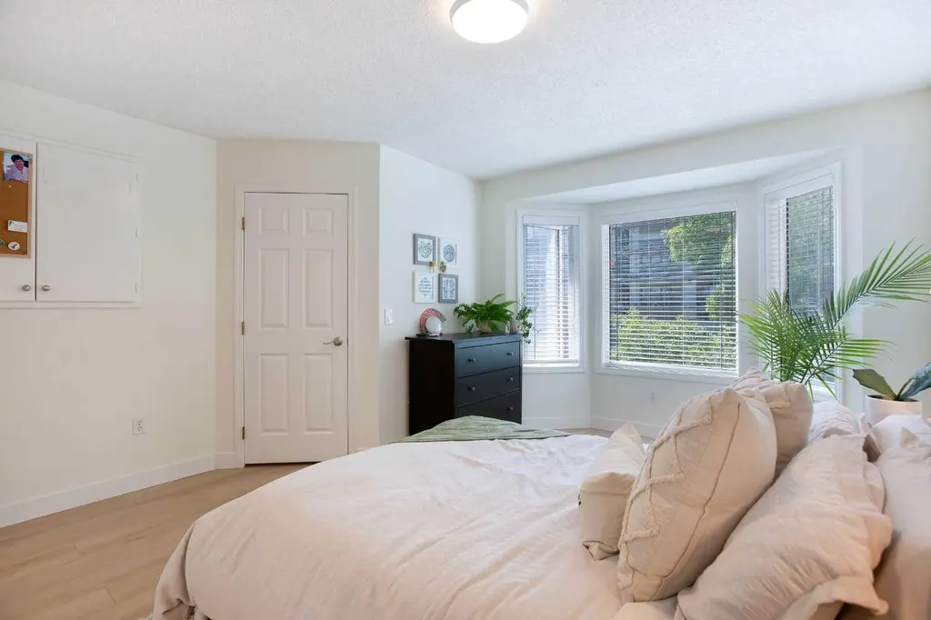 2128 35 Avenue SW Calgary AB T2T 2E3