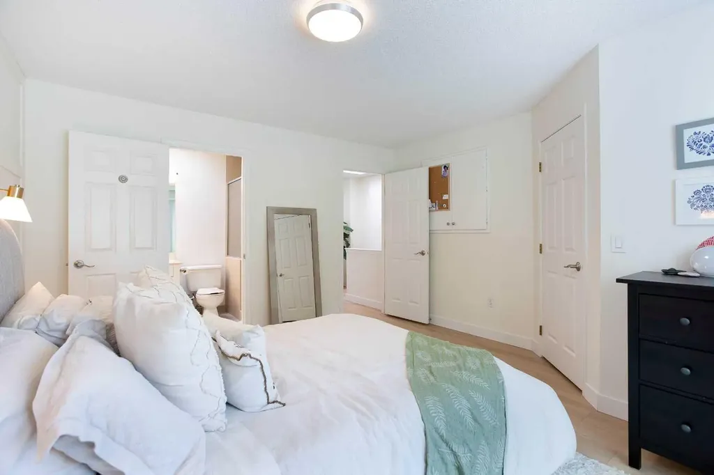 2128 35 Avenue SW Calgary AB T2T 2E3