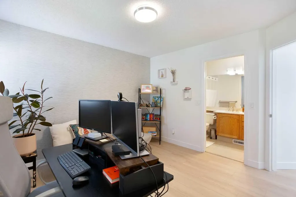 2128 35 Avenue SW Calgary AB T2T 2E3