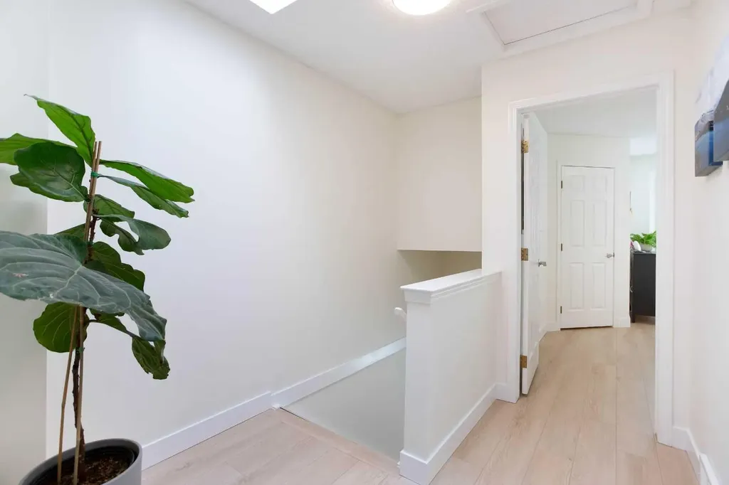 2128 35 Avenue SW Calgary AB T2T 2E3