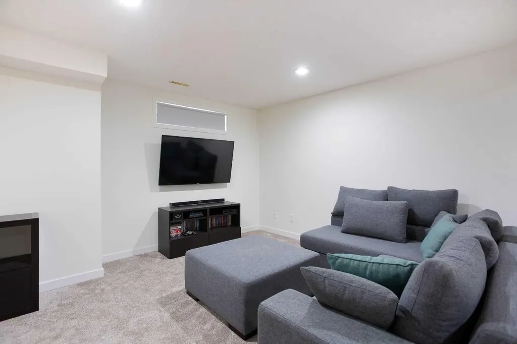 2128 35 Avenue SW Calgary AB T2T 2E3