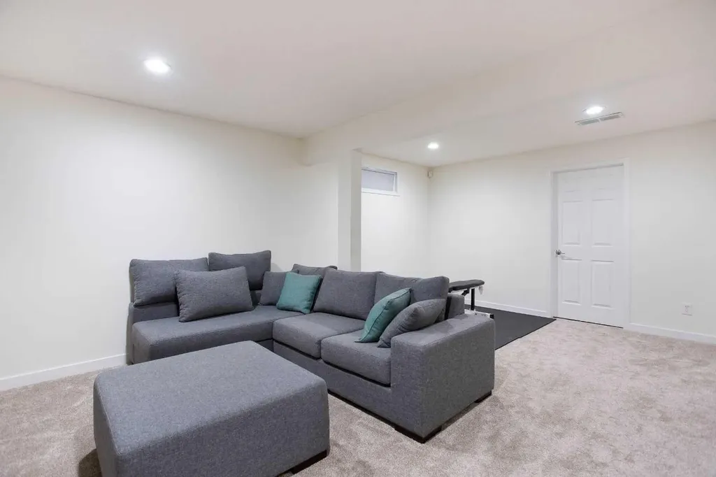 2128 35 Avenue SW Calgary AB T2T 2E3