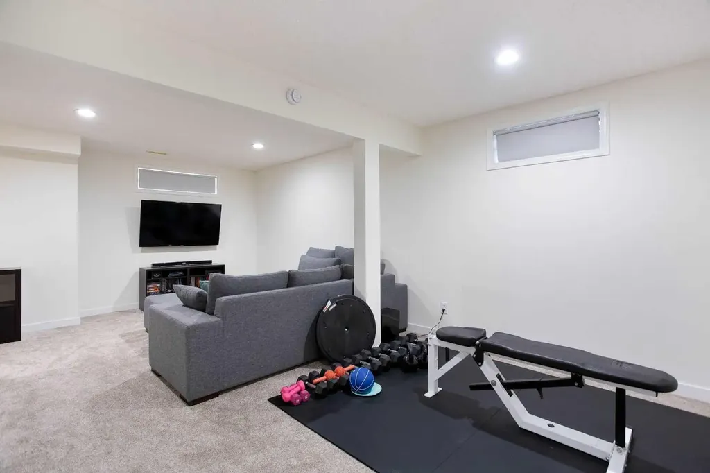 2128 35 Avenue SW Calgary AB T2T 2E3