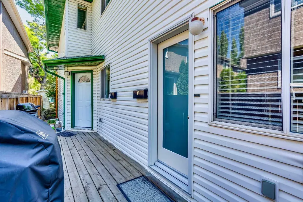 2128 35 Avenue SW Calgary AB T2T 2E3