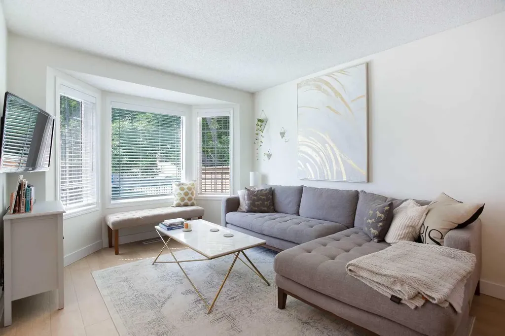 2128 35 Avenue SW Calgary AB T2T 2E3