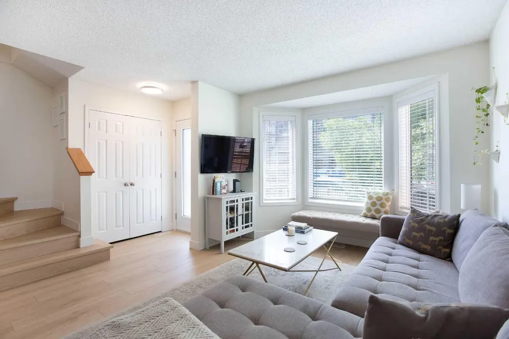 2128 35 Avenue SW Calgary AB T2T 2E3