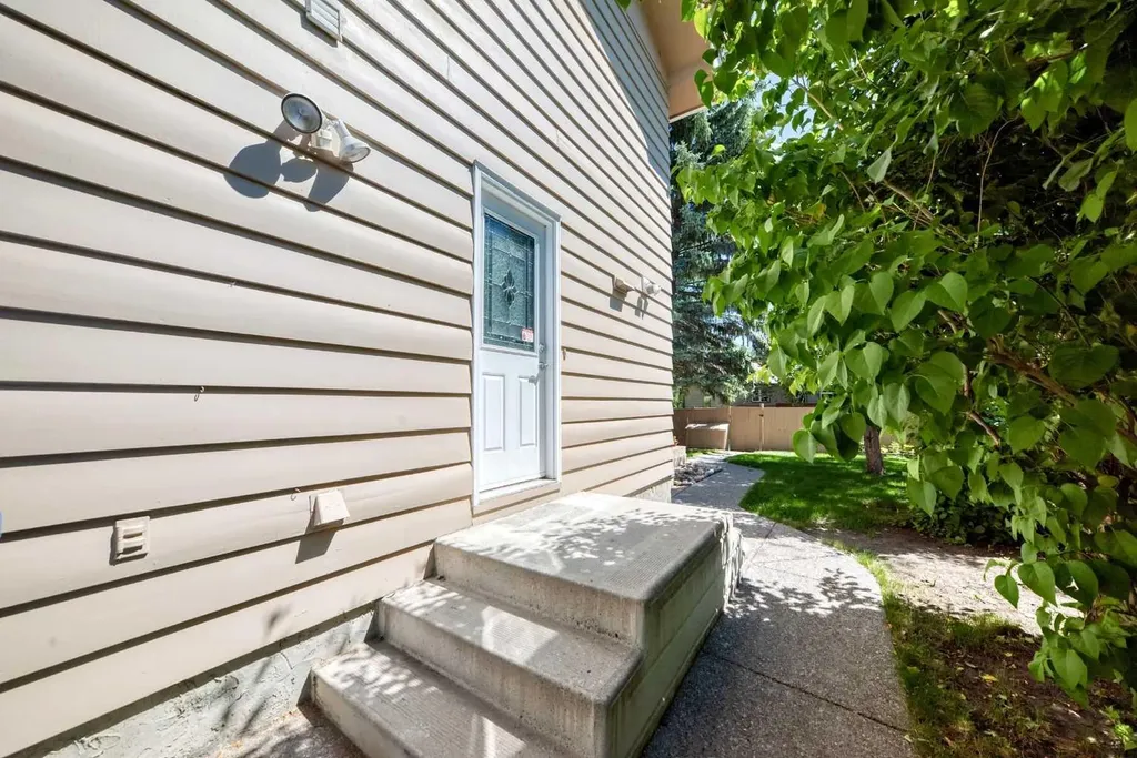 316 Parkland Way SE Calgary AB T2J4L2