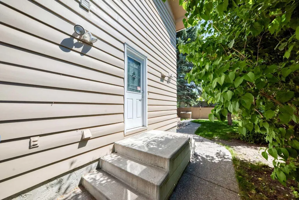 316 Parkland Way SE Calgary AB T2J4L2