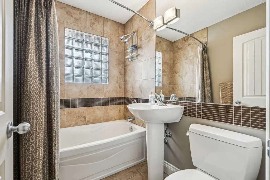 315 45 Avenue SW Calgary AB T2S 1B3