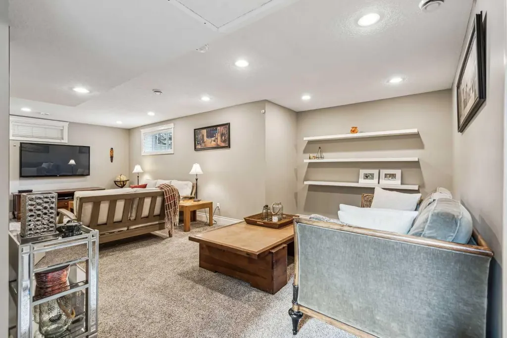 315 45 Avenue SW Calgary AB T2S 1B3