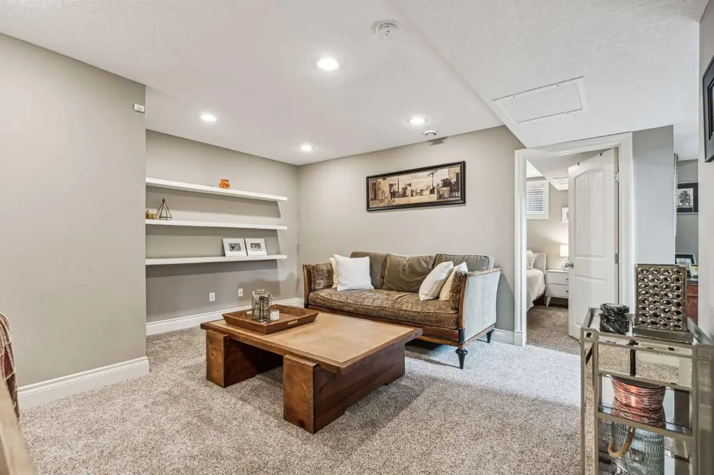 315 45 Avenue SW Calgary AB T2S 1B3