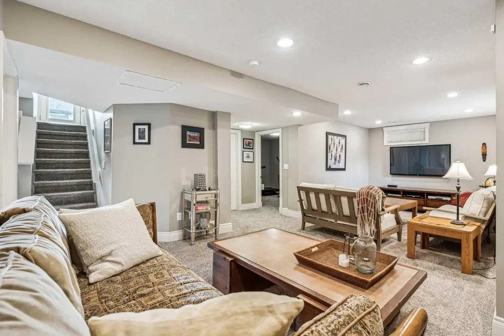315 45 Avenue SW Calgary AB T2S 1B3
