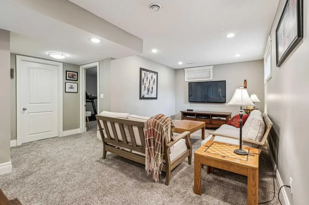 315 45 Avenue SW Calgary AB T2S 1B3