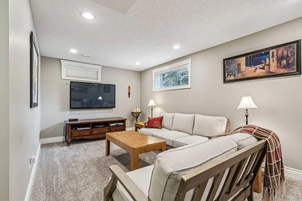 315 45 Avenue SW Calgary AB T2S 1B3