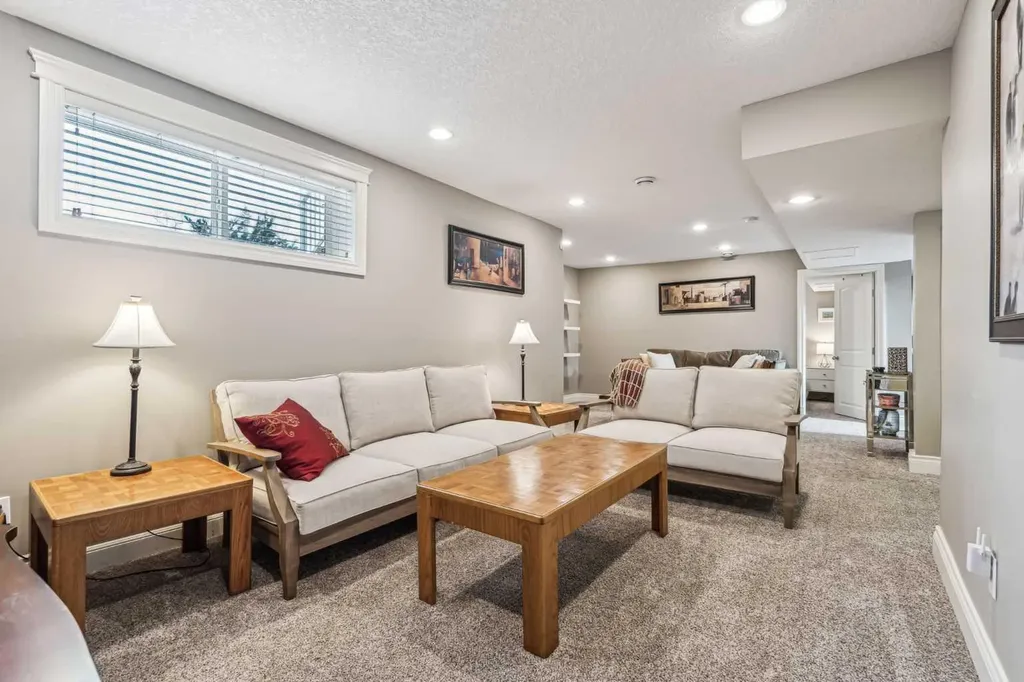 315 45 Avenue SW Calgary AB T2S 1B3