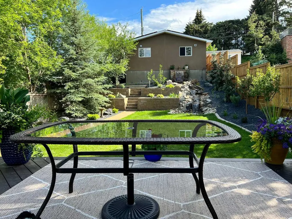 315 45 Avenue SW Calgary AB T2S 1B3