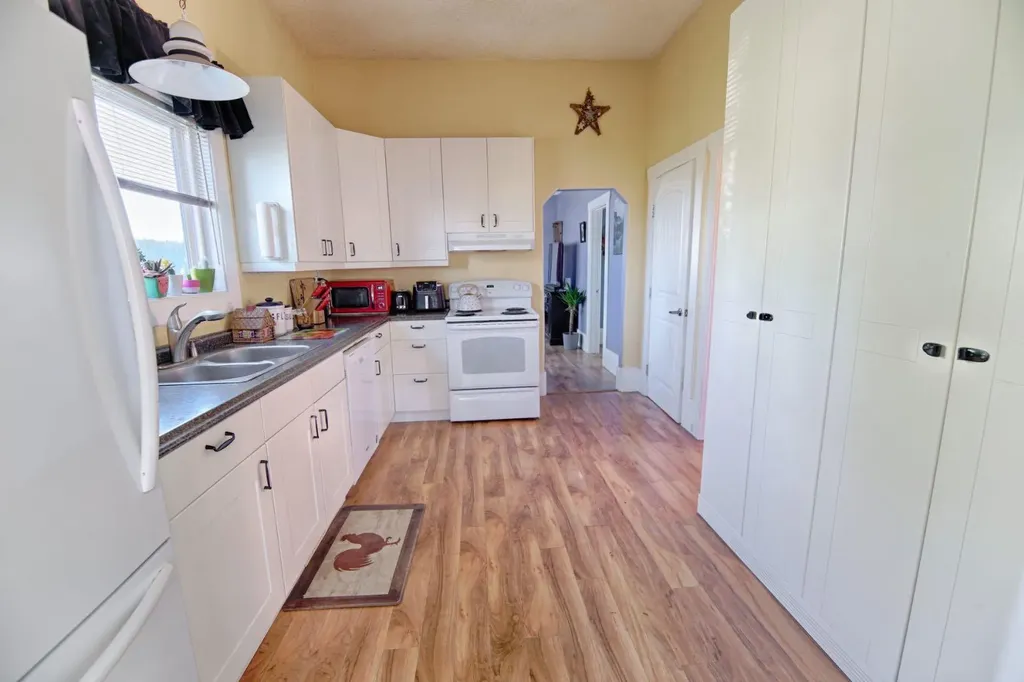 2424 4 Avenue Fort Macleod AB T0L 0Z0