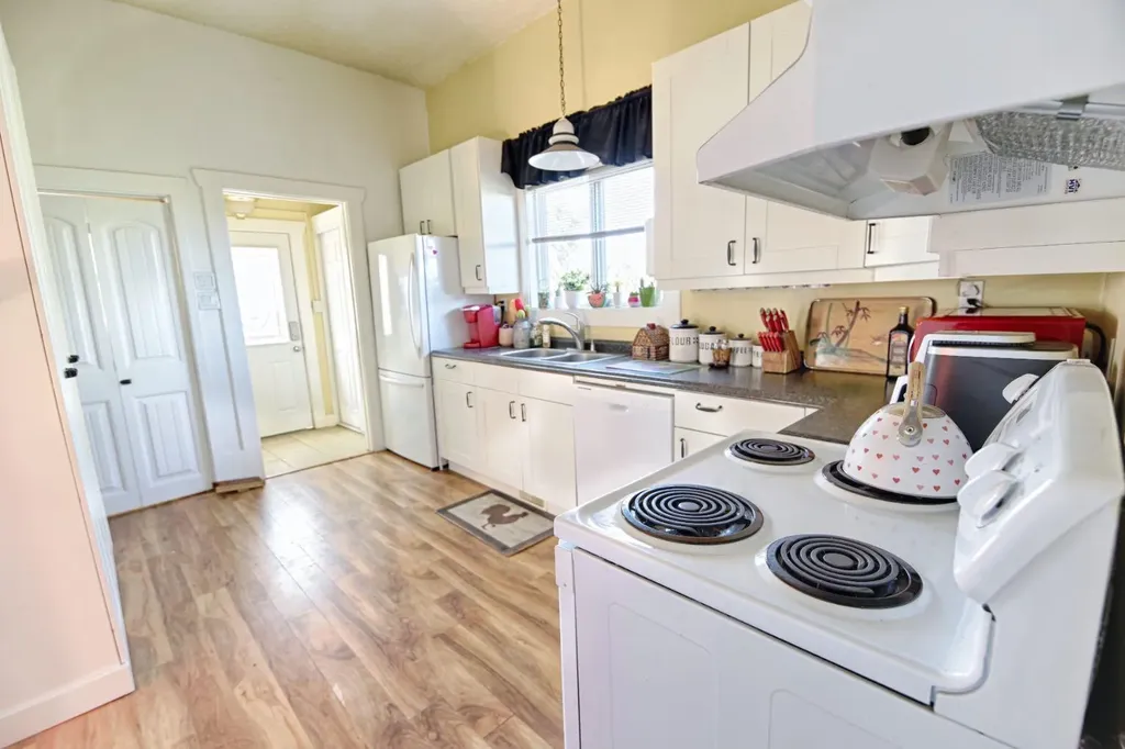 2424 4 Avenue Fort Macleod AB T0L 0Z0