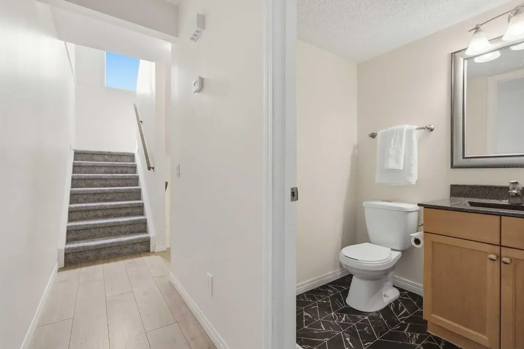 6915 Ranchview Drive NW Calgary AB T3G 1R8