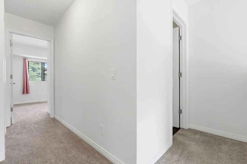 6915 Ranchview Drive NW Calgary AB T3G 1R8