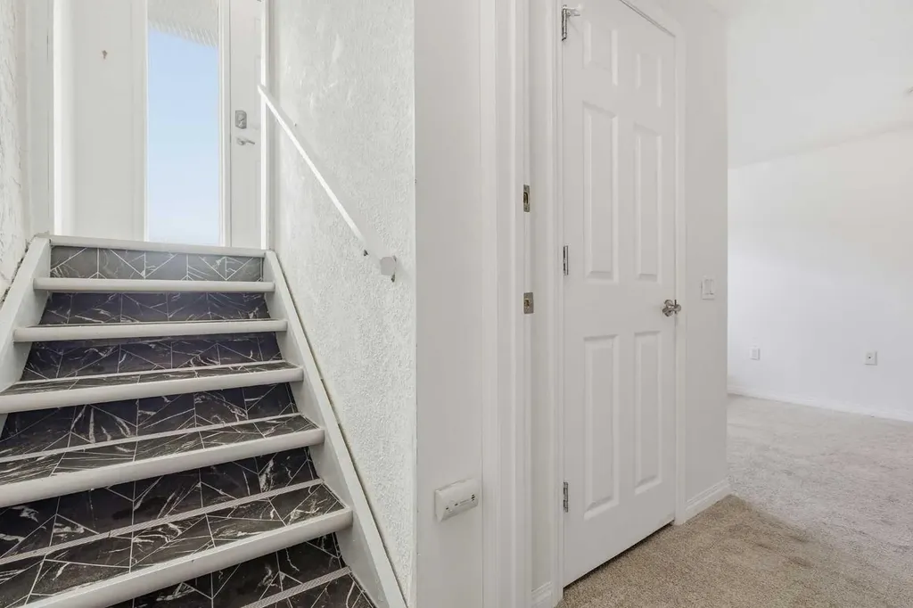 6915 Ranchview Drive NW Calgary AB T3G 1R8