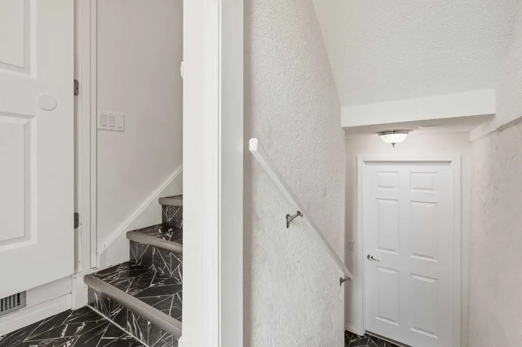 6915 Ranchview Drive NW Calgary AB T3G 1R8