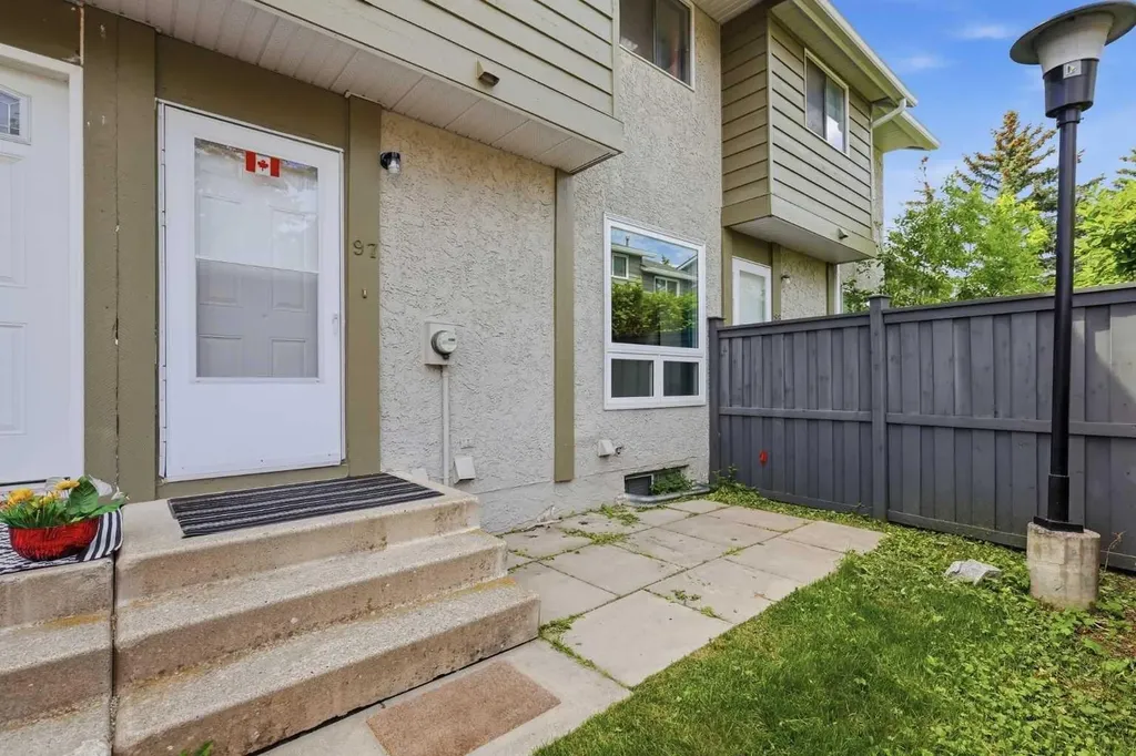 6915 Ranchview Drive NW Calgary AB T3G 1R8