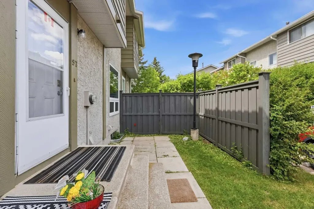 6915 Ranchview Drive NW Calgary AB T3G 1R8