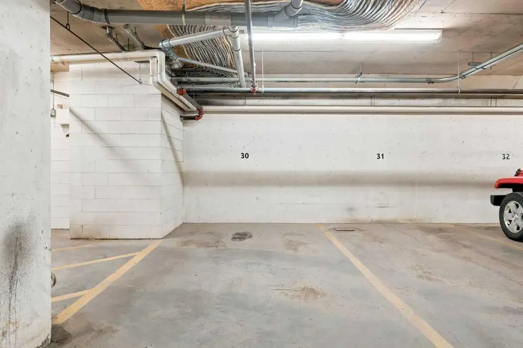 133 Rockyledge View NW Calgary AB T3G 5X2