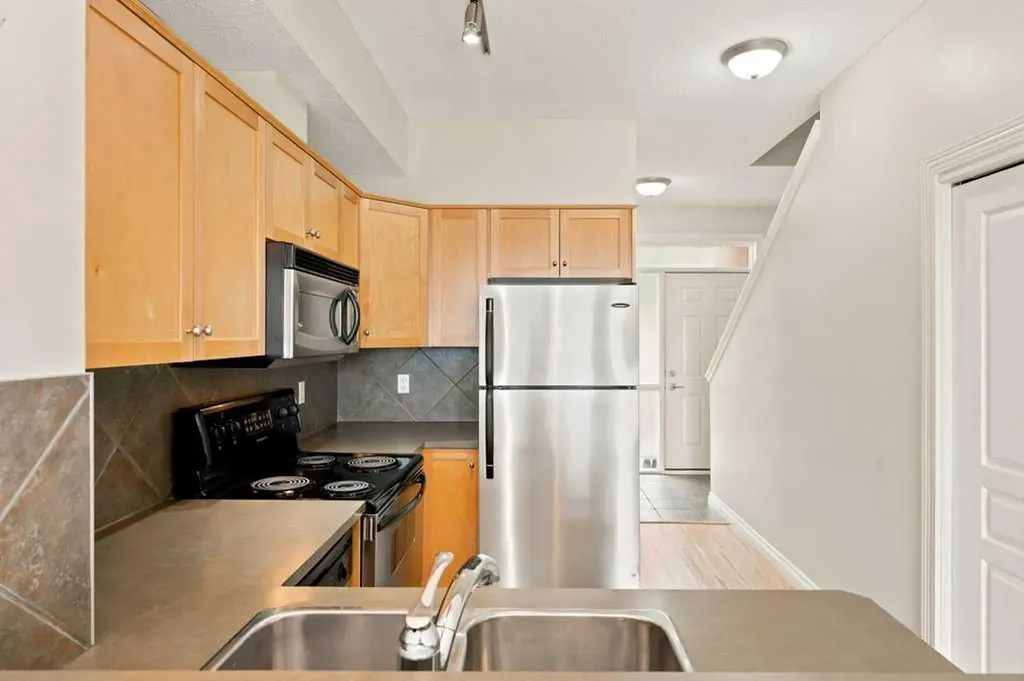 133 Rockyledge View NW Calgary AB T3G 5X2
