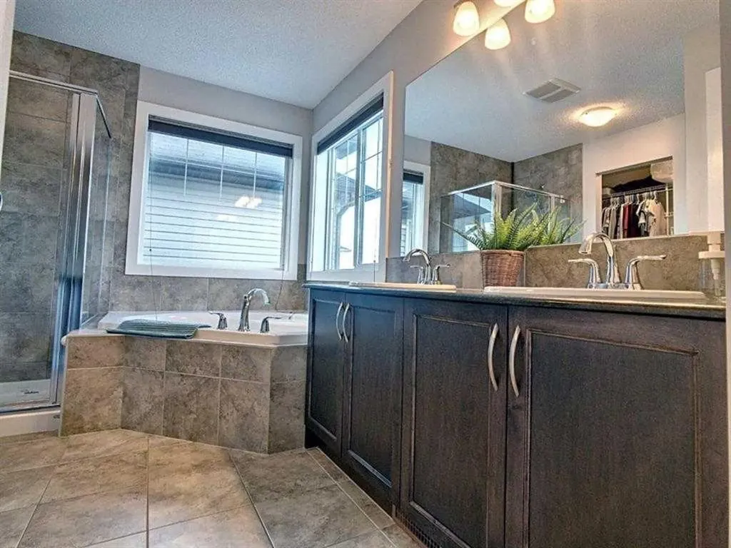 251 Hillcrest Circle SW Airdrie AB T4B0Y6