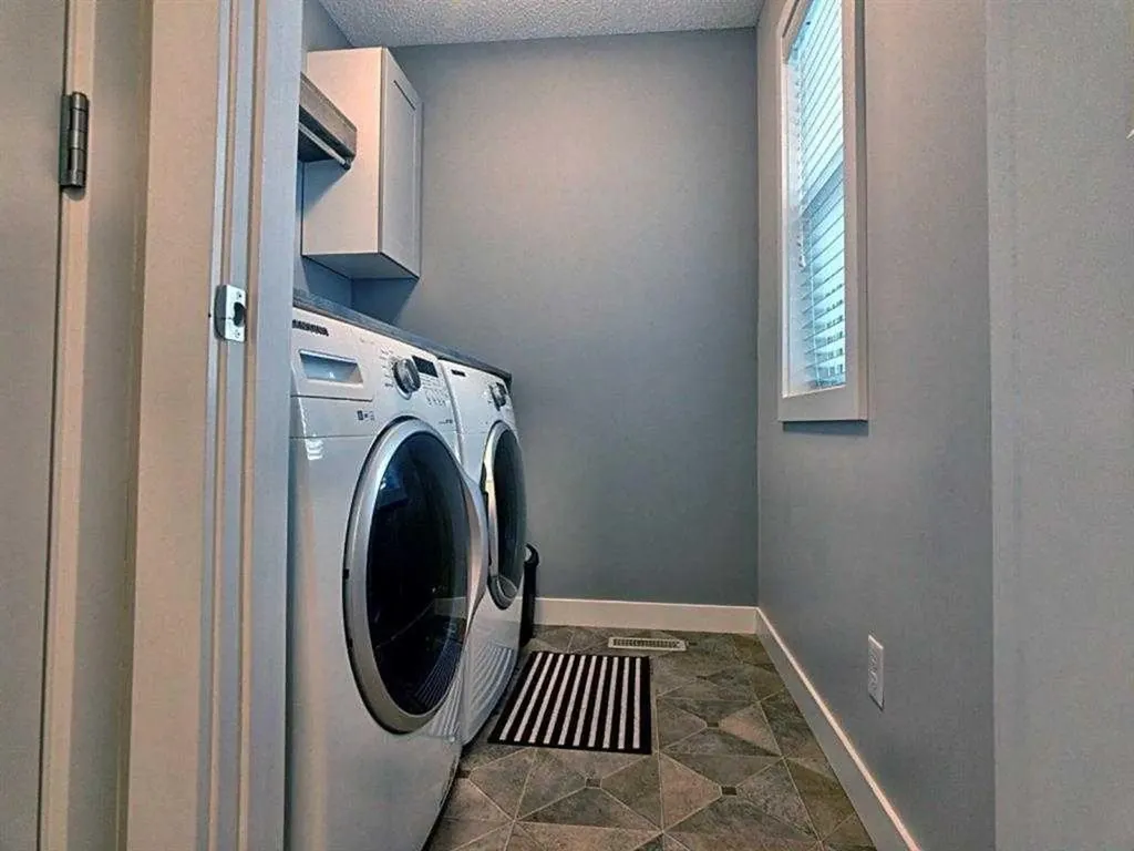 251 Hillcrest Circle SW Airdrie AB T4B0Y6